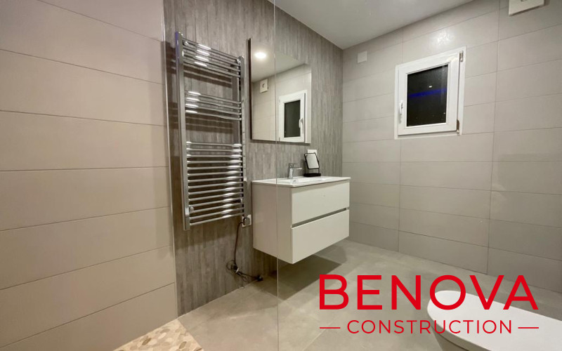 Reforma de baño moderno en Jávea con plato de ducha