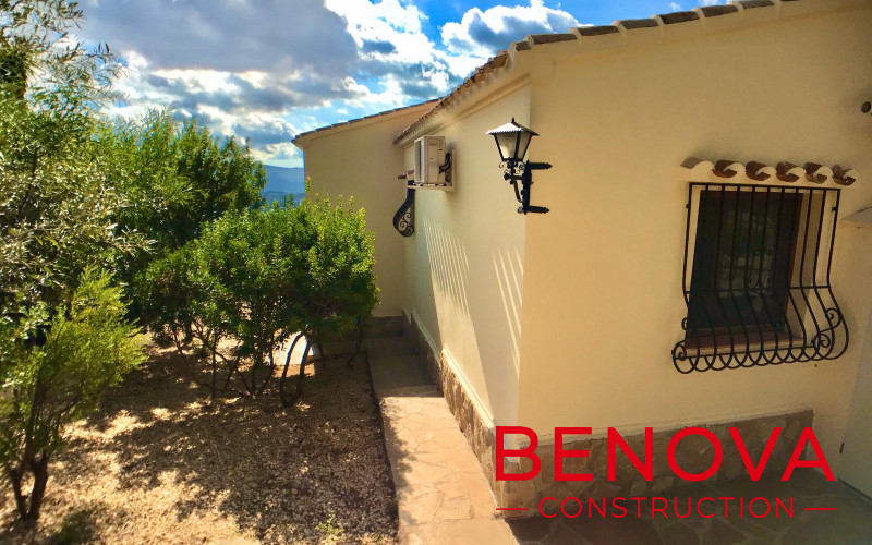 Casa de verano / construcción de cocina, extensión de terraza y baldosas, renovación de piscina y reforma exterior en la villa en Javea,