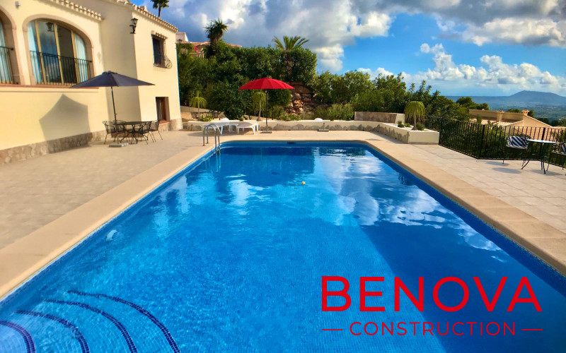 Casa de verano / construcción de cocina, extensión de terraza y baldosas, renovación de piscina y reforma exterior en la villa en Javea,