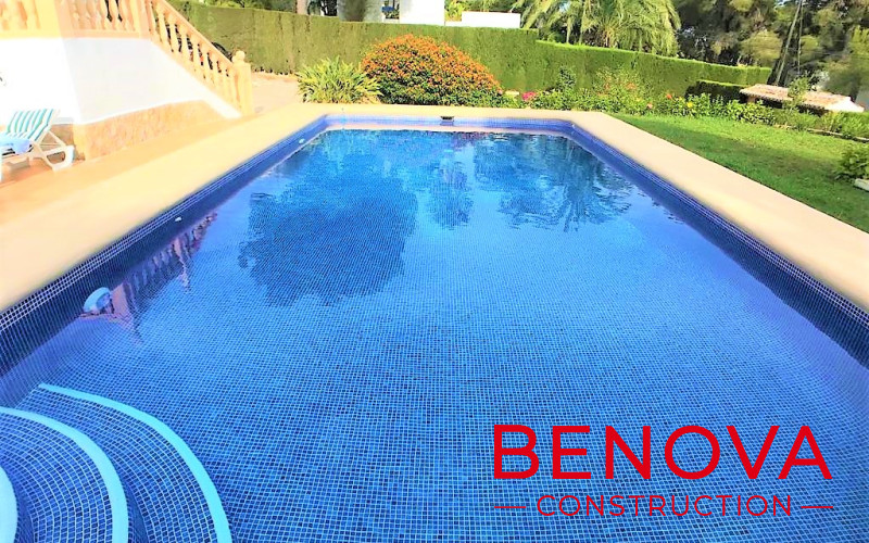 Renovación interior y exterior de la villa, renovación de la piscina y nueva balaustrada