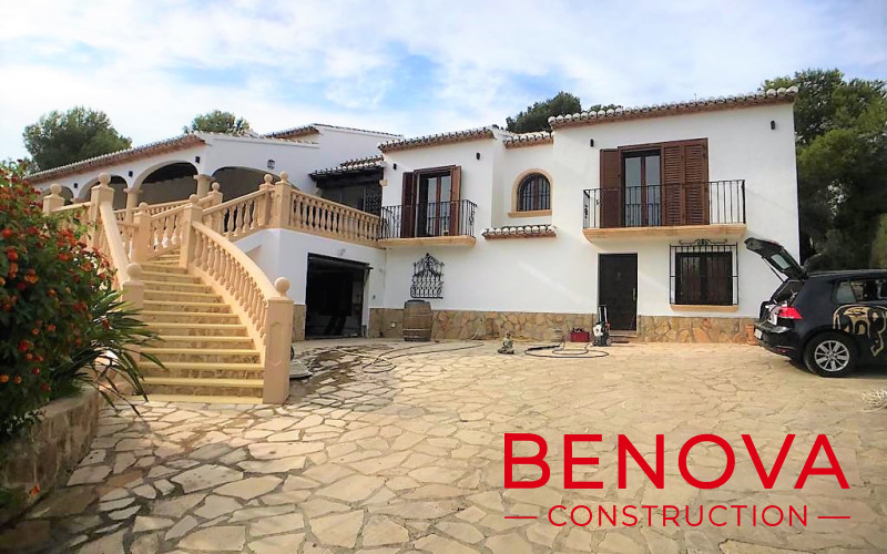 Renovación interior y exterior de la villa, renovación de la piscina y nueva balaustrada