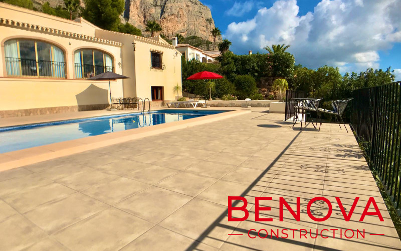 Casa de verano / construcción de cocina, extensión de terraza y baldosas, renovación de piscina y reforma exterior en la villa en Javea,