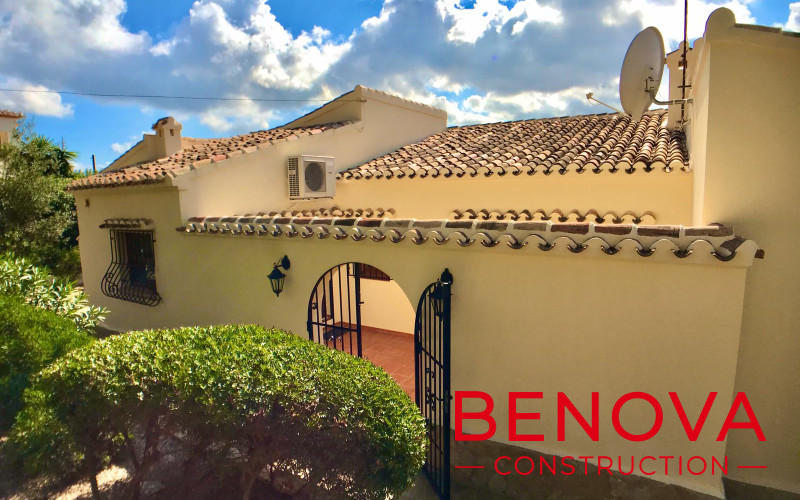 Casa de verano / construcción de cocina, extensión de terraza y baldosas, renovación de piscina y reforma exterior en la villa en Javea,