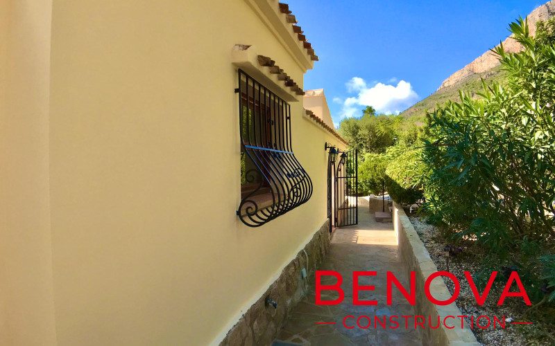 Casa de verano / construcción de cocina, extensión de terraza y baldosas, renovación de piscina y reforma exterior en la villa en Javea,