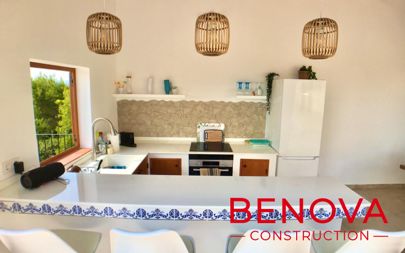 Casa de verano / construcción de cocina, extensión de terraza y baldosas, renovación de piscina y reforma exterior en la villa en Javea,