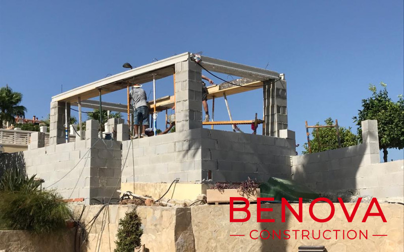 Construcción de marquesina y muro perimetral en Residencial Gata