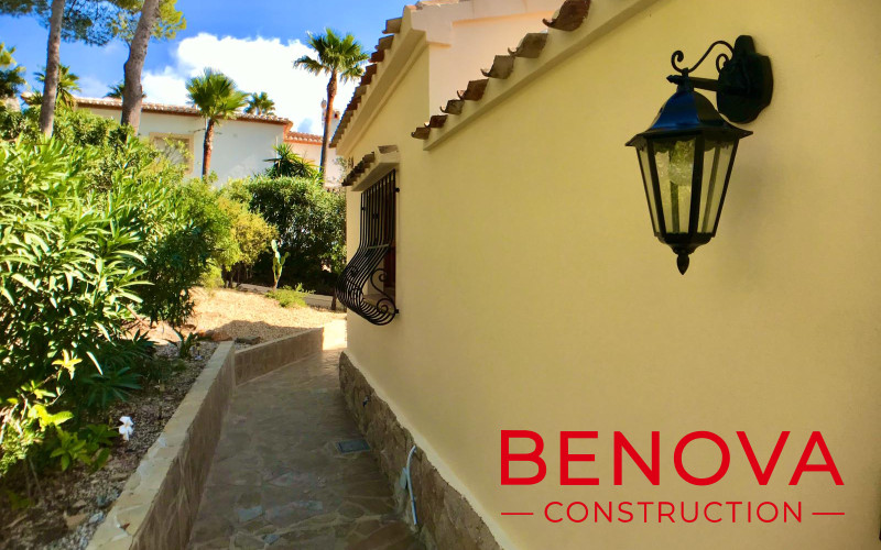 Casa de verano / construcción de cocina, extensión de terraza y baldosas, renovación de piscina y reforma exterior en la villa en Javea,