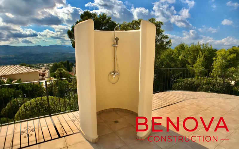 Casa de verano / construcción de cocina, extensión de terraza y baldosas, renovación de piscina y reforma exterior en la villa en Javea,