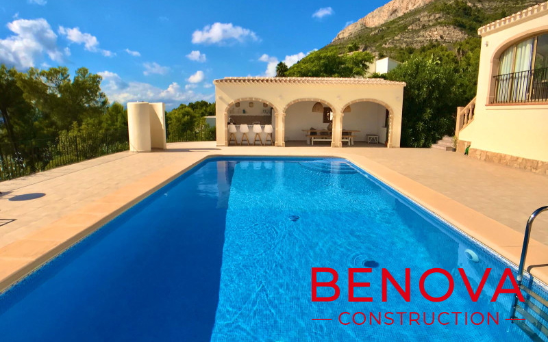 Casa de verano / construcción de cocina, extensión de terraza y baldosas, renovación de piscina y reforma exterior en la villa en Javea,