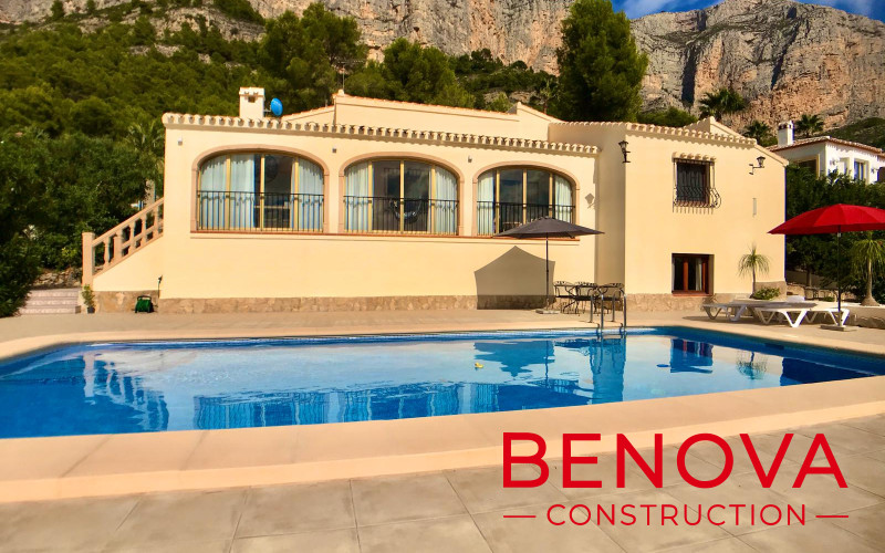 Casa de verano / construcción de cocina, extensión de terraza y baldosas, renovación de piscina y reforma exterior en la villa en Javea,