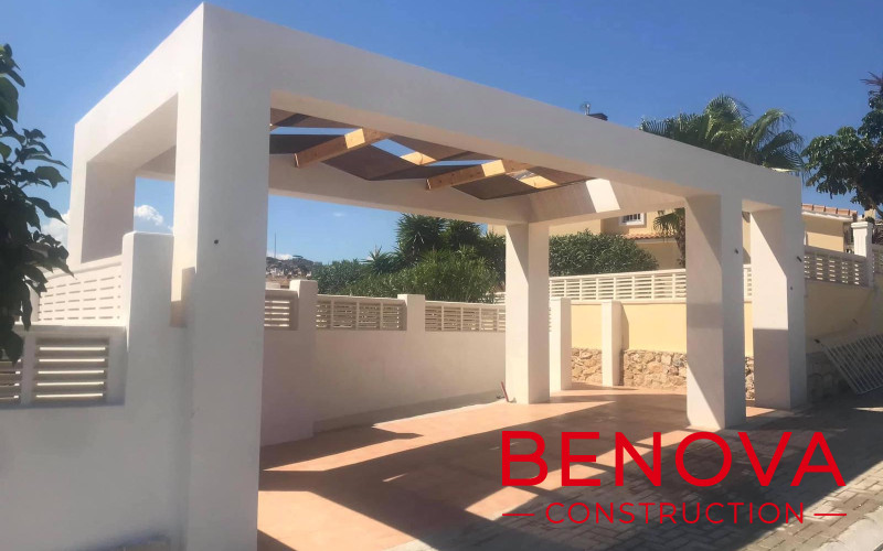 Construcción de marquesina y muro perimetral en Residencial Gata