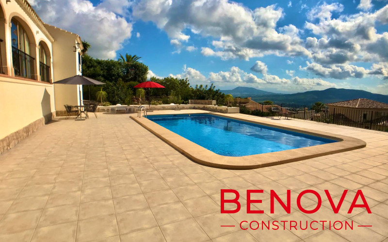 Casa de verano / construcción de cocina, extensión de terraza y baldosas, renovación de piscina y reforma exterior en la villa en Javea,