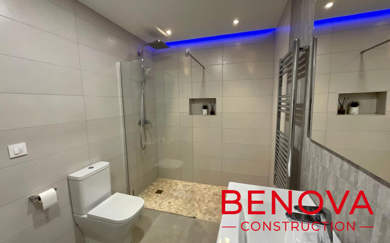 Reforma de baño moderno en Jávea con plato de ducha