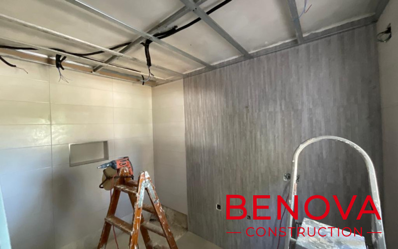 Reforma de baño moderno en Jávea con plato de ducha