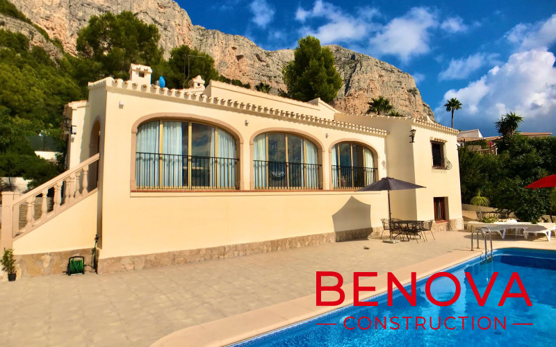 Casa de verano / construcción de cocina, extensión de terraza y baldosas, renovación de piscina y reforma exterior en la villa en Javea,