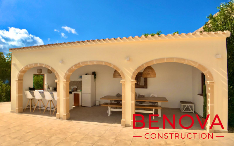 Casa de verano / construcción de cocina, extensión de terraza y baldosas, renovación de piscina y reforma exterior en la villa en Javea,
