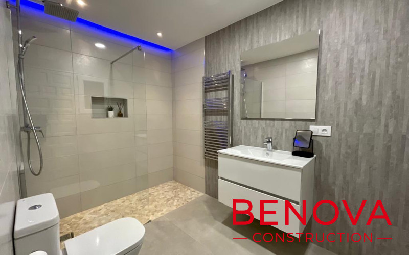 Reforma de baño moderno en Jávea con plato de ducha